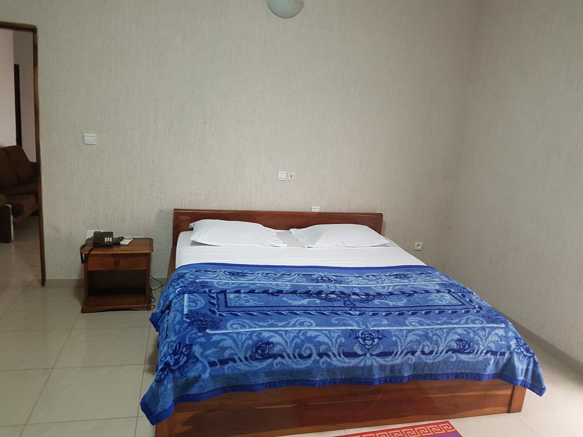 Hotel Ecole Avenida โลเม ภายนอก รูปภาพ